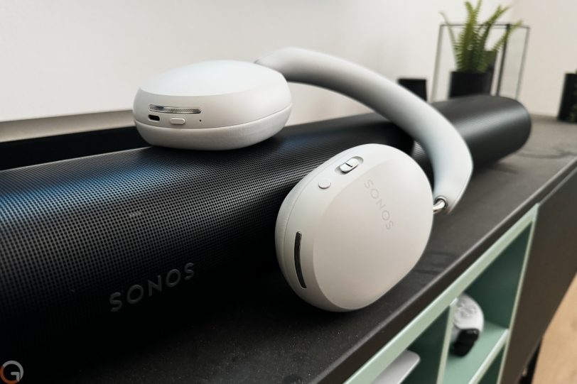 אוזניות Sonos Ace ורמקול Arc (צילום: רונן מנדזיצקי)